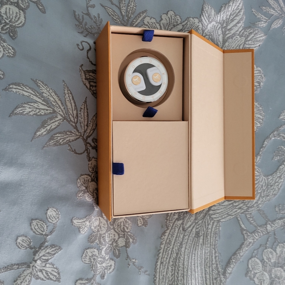 Louis Vuitton earbuds - Picture 2 of 4